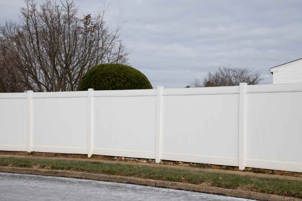 how-long-does-a-vinyl-fence-last-top-rail-fence